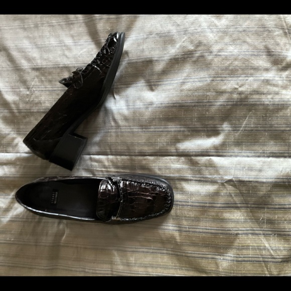 Stuart Weitzman patent croc loafer. Leather. Strip of black stones on top - Picture 4 of 6